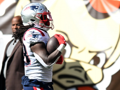 Wilson hurts hamstring; Hackett wants 'urgency'