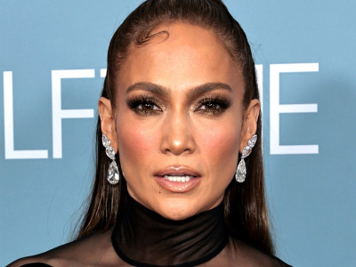 Jennifer Lopez's Latest Manicure Has Gold Chains, Piercings, Hearts, and More