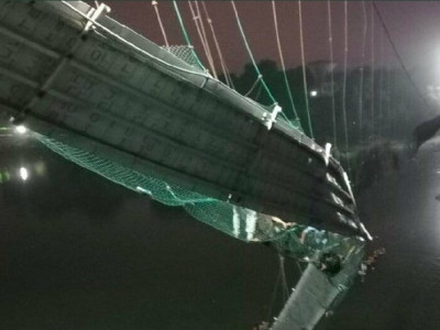 Dozens die in bridge collapse in Gujarat, India