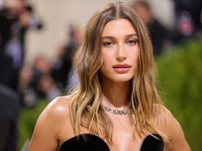 Amazon Reviewers Swear This Is The $10 Dupe For Hailey Bieber's Glazed Donut Nails