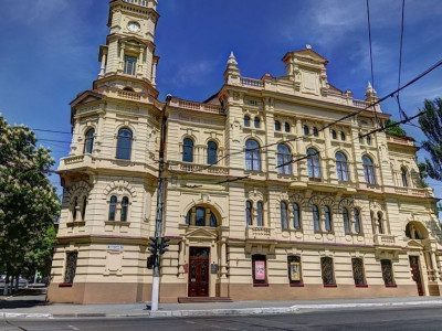 Invaders Robbed Fine Arts Museum in Kherson: Unique Exhibit Items Were Loaded into Trucks and