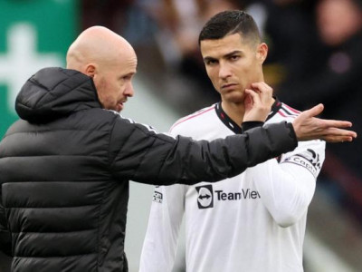 Ten Hag bemoans 'stupid' crossing to Ronaldo in 'unacceptable' Villa defeat