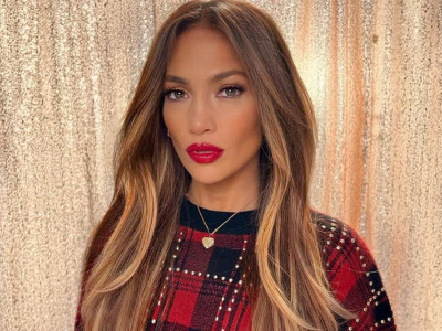 Jennifer Lopez's Holiday Ponytail Defies Gravity