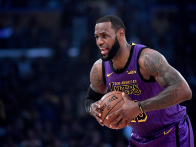 LeBron set for tests after leaving with groin injury