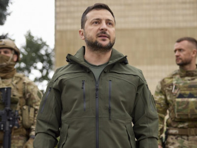 In Kherson, Zelensky meets with troops, takes part in flag-raising ceremony