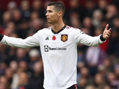 BREAKING Man Utd receive first Cristiano Ronaldo transfer offer amid Chelsea links