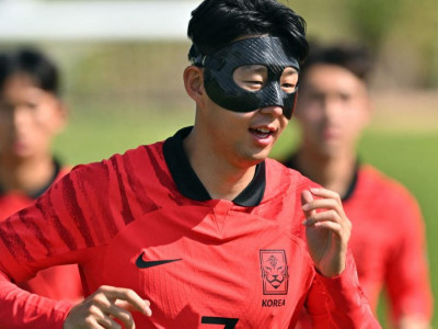 Why is Son Heung-min wearing a mask at the World Cup?