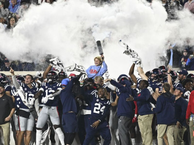 The Egg Bowl had everything, including a Thicc Six, Lane Kiffin’s son wielding a fire extinguisher, and a fantastic finish