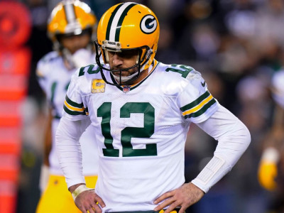 Packers QB Aaron Rodgers exits loss to Eagles with rib injury