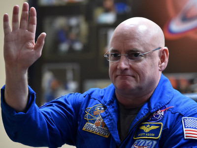 U.S. astronaut Scott Kelly visits Ukraine's largest children hospital