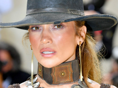 Jennifer Lopez's Latest Pedicure Makes a Strong Case for Bedazzled Toes