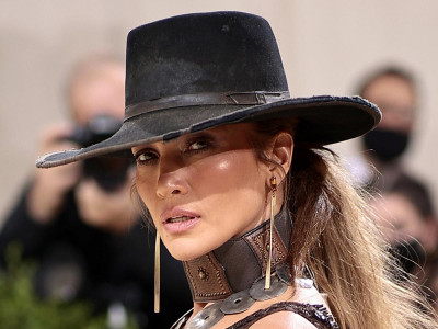 Jennifer Lopez's Latest Pedicure Makes a Strong Case for Bedazzled Toes