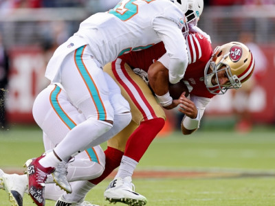 49ers' Garoppolo has broken foot, out for season