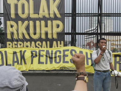 Indonesia passes criminal code banning sex outside marriage