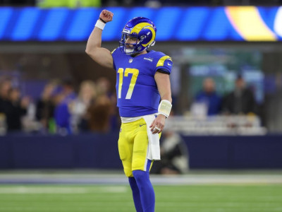 Raiders' costly penalties give Mayfield, Rams opening for victory