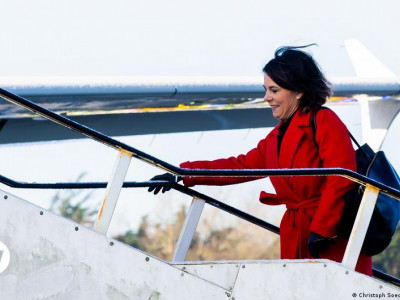 Frozen airplane ruins German foreign minister's UK visit