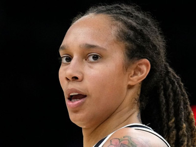 Brittney Griner does light basketball workout, first move is a dunk