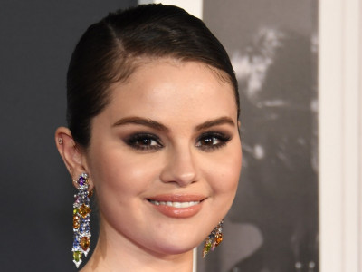R.I.P. Me Because Selena Gomez Just Posted Her Bare Skin and Natural Curls