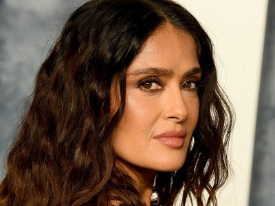 File Salma Hayek's Make-Up Free Photo Under “Golden-Hour Glow”