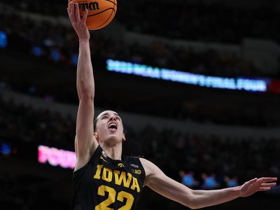 Caitlin Clark taunts South Carolina in Final Four by leaving player alone at 3-point line