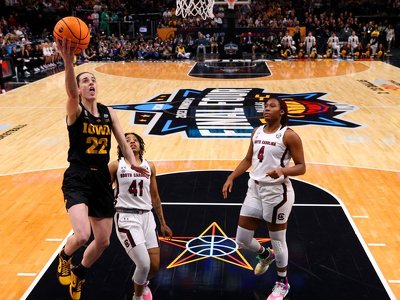 Clark buries S.C. with 41, carries Iowa into final