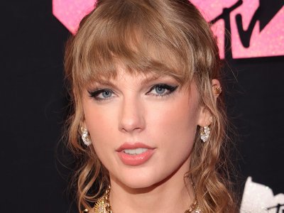 Taylor Swift’s Romantic VMAs Look Was Topped Off With an Unexpected Updo