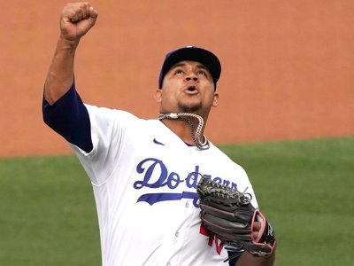 Graterol reunites with mom, pitches perfect 8th