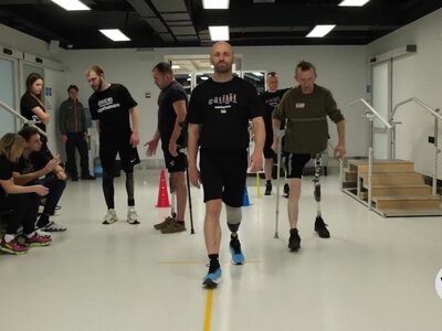  Wounded Ukrainian veteran & choreographer gets prosthetic leg thanks to donations 