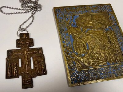 Customs officers handed over ancient icons and a cross, which they tried to smuggle out of Ukraine, to the museum