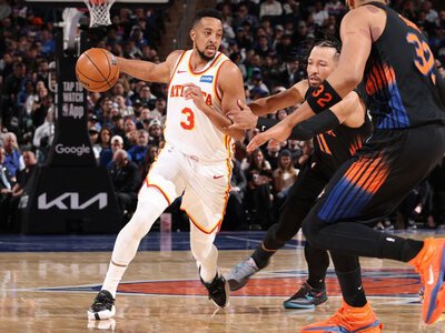 McCollum plays MSG villain as Hawks tie series