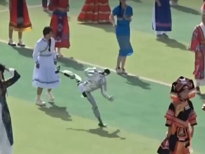 Chinese Unitree robot attacked dancers during a performance in Beijing