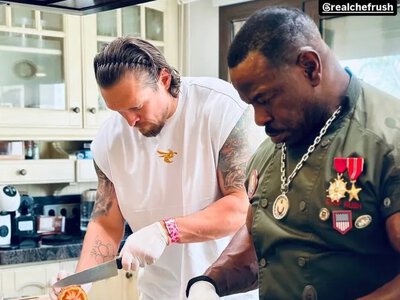 Usyk prepared a burger together with a former White House chef