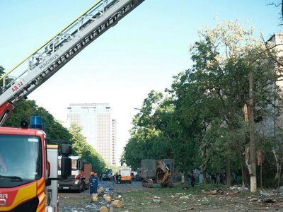 In Kyiv, a number of streets have been closed due to a large-scale Russian attack; public transport is changing routes