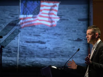 NASA presented a plan to create a permanent base on the Moon by 2032
