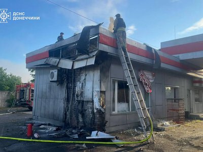 Russian drone attacked a gas station and Nova Poshta in Sloviansk, a fire broke out