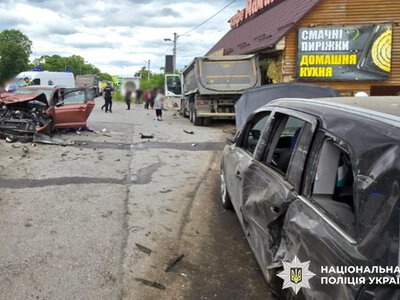 Truck rams cars and crashes into a cafe in Khmelnytskyi region – one dead and several injured, driver served with notice of suspicion
