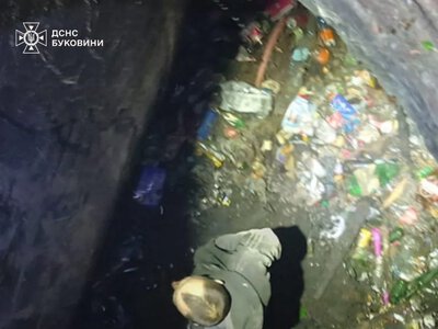 In Chernivtsi, a man fell into a sewer manhole and spent five days there without food or water