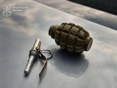 In Kyiv, a suspect in a drug laboratory case threatened with a grenade during a search