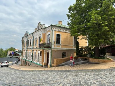 Monument to Bulgakov dismantled on the capital's Andriyivskyy Descent
