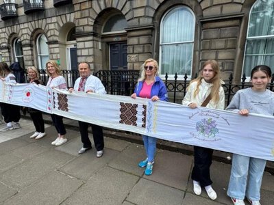 270-meter Rushnyk of Unity created by Ukrainians worldwide arrives in Edinburgh