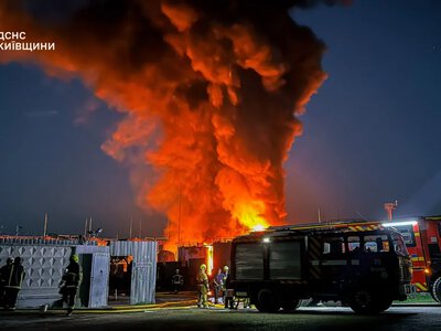 Large-scale fire after Russian strike in Kyiv region extinguished; specialized equipment from Boryspil Airport deployed