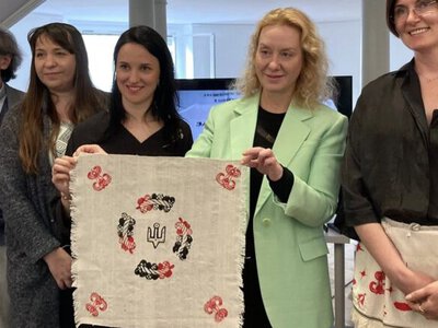 Paris exhibition showcases Ukrainian embroidered towels created by participants from 22 countries