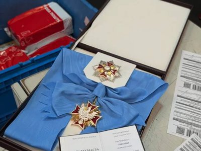 Zelenskyy sent the Order of the White Eagle back to the President of Poland via Nova Poshta