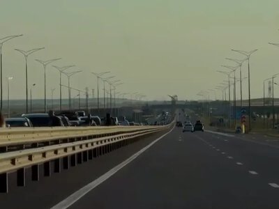 A 15-kilometer traffic jam formed at the exit from Crimea, traffic on the Crimean Bridge was blocked at night – ASTRA