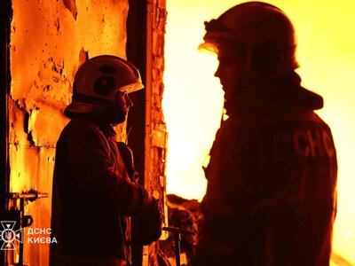 In Kyiv, a fire was extinguished after a Russian evening attack - over 100 rescuers were involved in the extinguishing