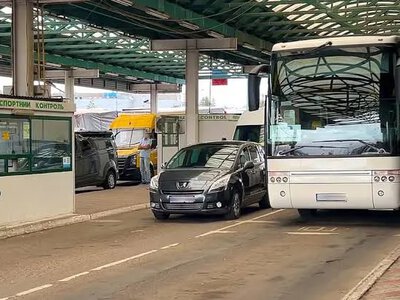 At the entrance from Poland to Ukraine, queues exceed 12 hours, nearly 260 cars are waiting