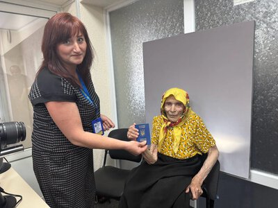 100-year-old Vinnytsia woman obtains a foreign passport for a trip to the Netherlands