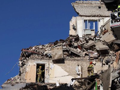6 missing after Russian strike on a high-rise building in Kyiv, moments of silence are periodically announced for the search