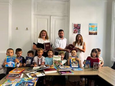 Ukrainian Embassy donates Ukrainian books to Sikvaruli center library in Georgia