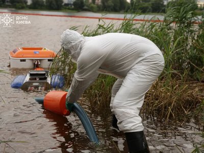 In Kyiv, 25 cubic meters of petroleum products were pumped out of Kyrylivske Lake after the russian attack. The death of fish, birds and frogs is being recorded.